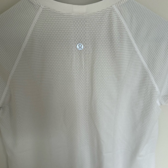 Lululemon Swiftly Tech Short Sleeve Crew
Heathered White Size 8 - Picture 7 of 7